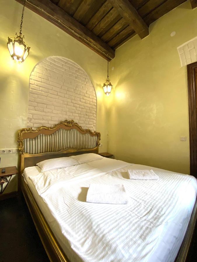 Квартира Подобово На Площі Ринок 39 Lviv Exterior photo